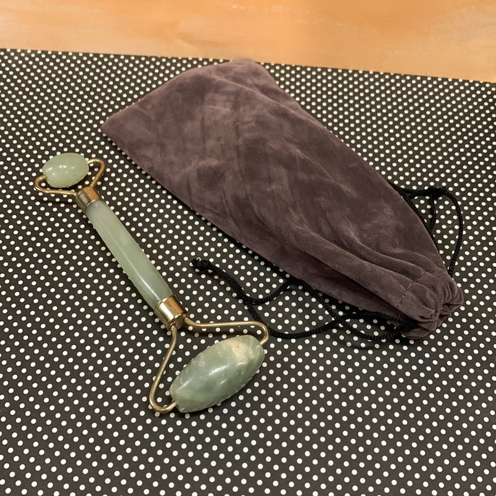 💚BRAND NEW FROM MY BOUTIQUE💚 Authentic Jade Facial Roller